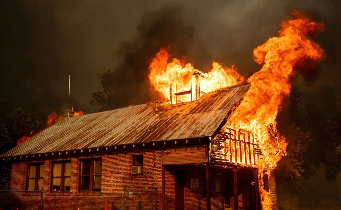 Стало известно количество пожаров в Волховском районе за 2024 год