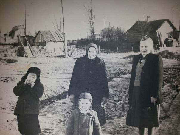 Мама Саши Пелагея Ивановна Михайлова с дочерью и внуками. Свирица. 1959 год.