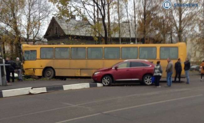 Внедорожник столкнулся с автобусом в Новой Ладоге