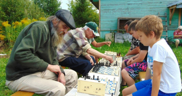 Дачным шахматистам поставили беседку
