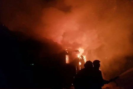 В Волхове ночью горело заброшенное здание