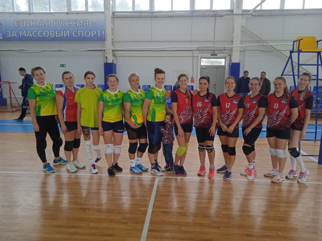 Сясьстройские волейболистки открыли сезон