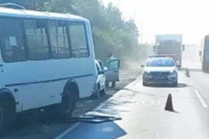 Легковушка и пассажирский автобус столкнулись "лоб в лоб"