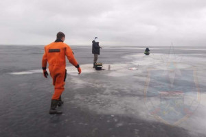 Четырех рыбаков с льдины доставили на берег