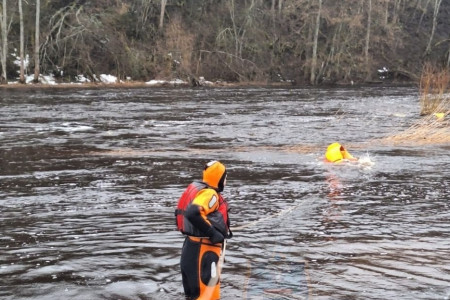 Областные спасатели вместе с волонтерами нашли тело мужчины, сплавляющегося по реке