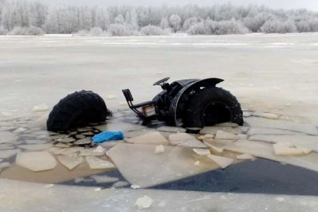 Квадроцикл провалился под лед. Один мужчина погиб