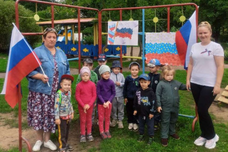 Сясьстройские дети встретили День триколора