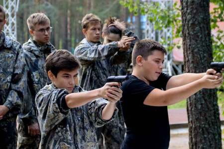 Волховские школьники познали военное дело