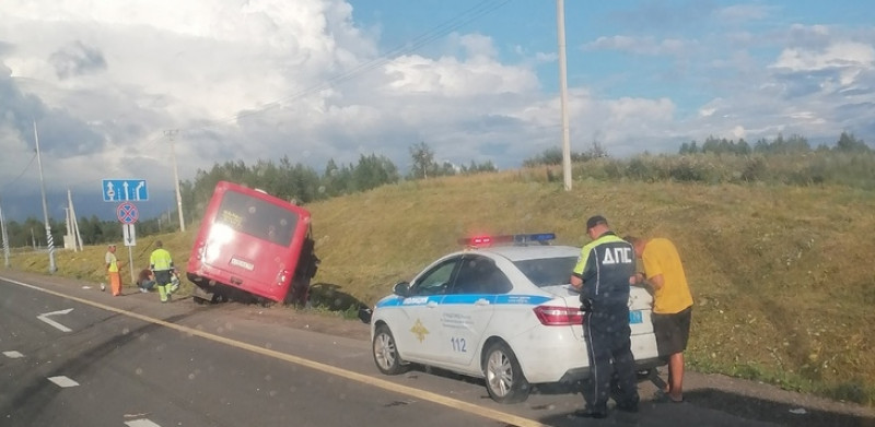 Рейсовый автобус въехал в автомобиль дорожников