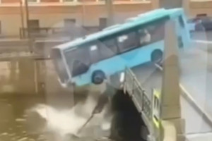 Автобус с пассажирами пробил ограждение и рухнул в реку
