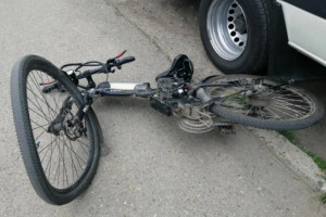 Девятиклассник на велосипеде угодил под легковушку