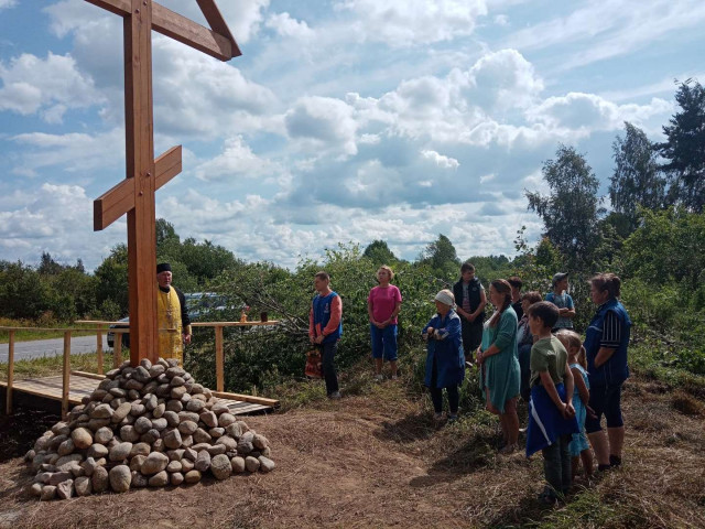 В Волховском районе установлены два поклонных креста