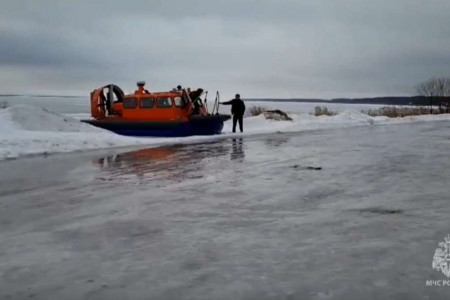 Пятеро рыбаков уплыли на льдине в Финский залив