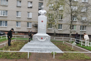 Студенты привели в порядок памятник герою в Сясьстрое