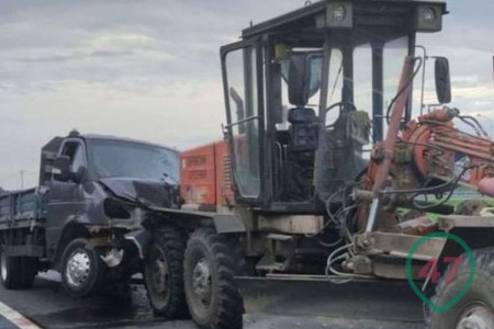 «Газель» столкнулась с трактором дорожников на «Коле»