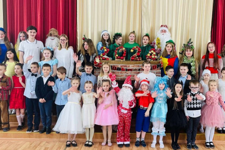 Школьники школы №6 Волхова встретили Новый год в мире сказок и подарков