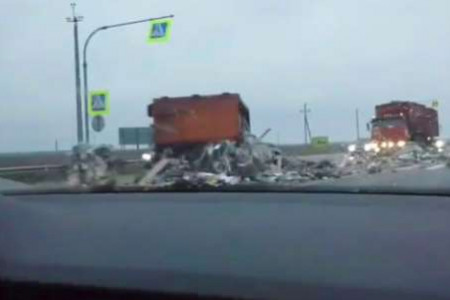 В Волховском районе перевернулся мусоровоз