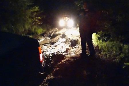 Спасатели вытащили застрявшую в лесу машину