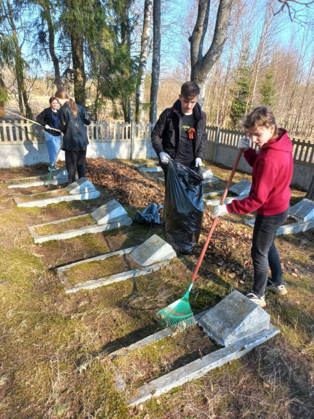 Продолжая традицию: школьники приводят в порядок воинские захоронения