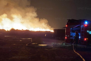 Деревенский дом загорелся ночью в Волховском районе