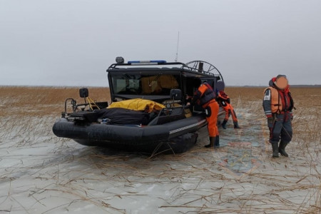 Рыбаков на льдине унесло в Ладожское озеро