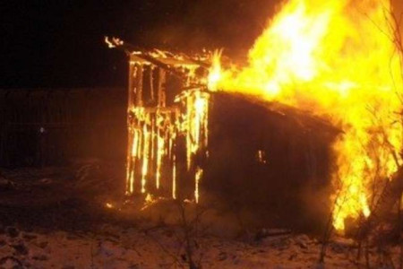 Сарай и легковушка сгорели в Волховском районе