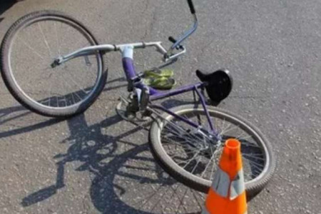 Ребенок на велосипеде попал под машину