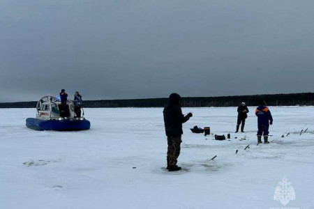 Спасатели вылавливают рыбаков на дрейфующих льдинах