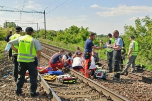 Мужчина в наушниках попал под движущийся поезд