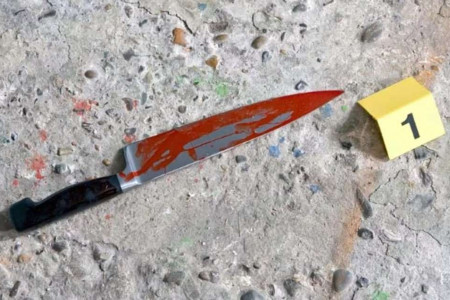 Мужчина с двумя ножевыми скончался на улице