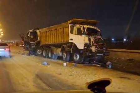 На ночной трассе столкнулись три грузовика