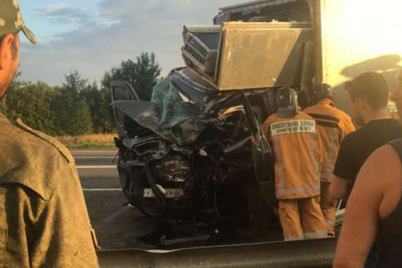 Спасатели вызволили водителя из разбитого грузовика