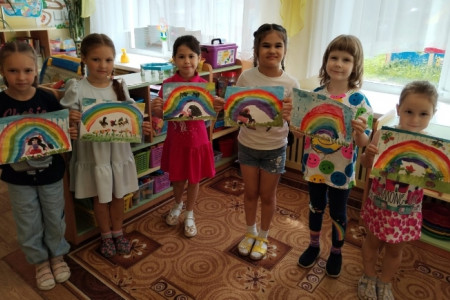 Юные художники рисуют радугу в детском саду