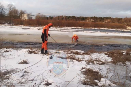 На льду реки обнаружено тело женщины