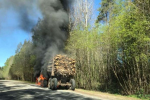В Ленобласти сгорел лесовоз
