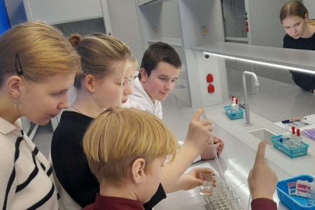 Эксперименты и открытия: школьники в лаборатории техникума