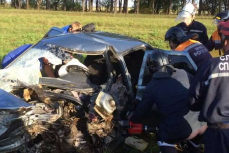 Спасатели вырезали водителя из машины