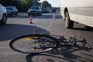 На дороге под колесами Ауди погиб велосипедист