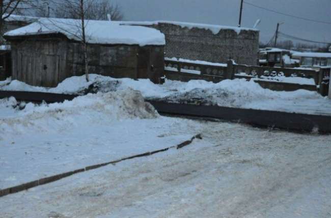 В Волхове уложили асфальт поверх снега
