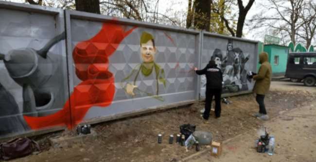 В Волхове обновили патриотичные граффити
