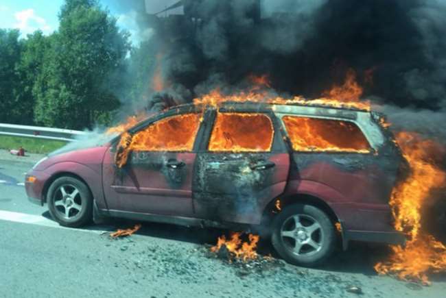 На трассе «Кола» загорелся автомобиль