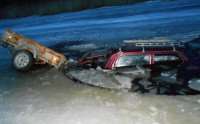 Машина с прицепом ушла под лед на канале