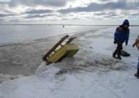 Спасатели обнаружили утонувший снегоход 