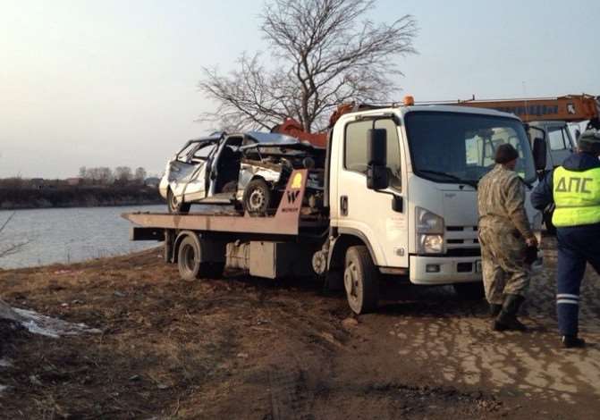 Затонувший в реке Волхов автомобиль найден спасателями