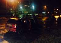 На ночной улице Волхова автомобиль врезался в дерево