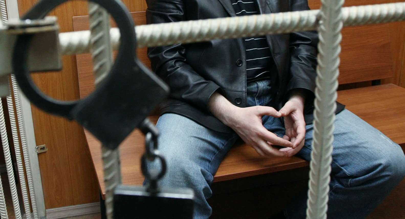 Террористов будут судить в белоруссии. Мужчина за решеткой. Под арестом. Перед судом. Преступник в суде.