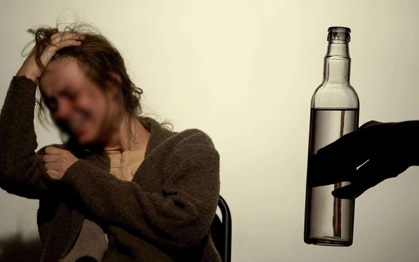 Девушка после выпитого. Пьющая женщина. Женщина и алкоголь. Женщина с бутылкой.
